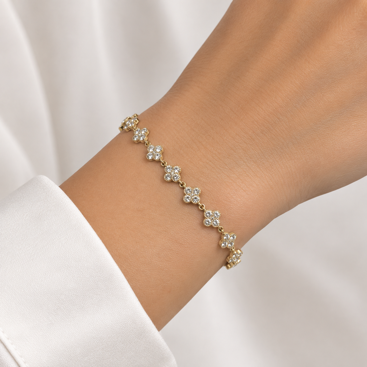 ✨ Bracciale Dorato con Fiori Luminosi – Eleganza e Raffinatezza acciao inossidabile